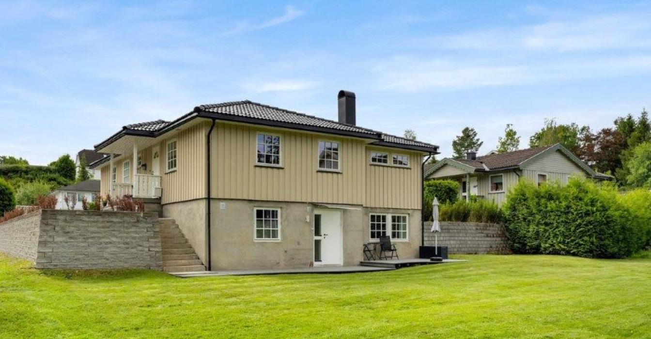 Møblene utafor følger ikke med. Gammelt bilde